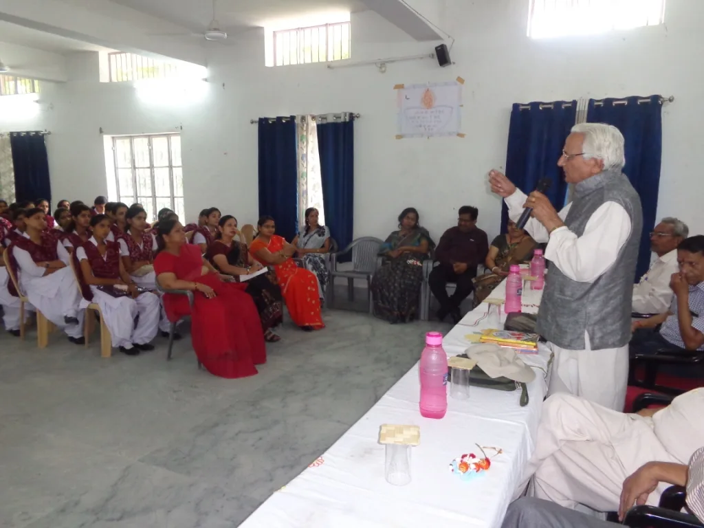 Academic seminar — invited speaker addressing students and faculty